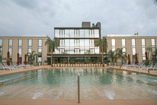 Swimming pool, Howard Johnson Plaza La Ribera in Resistencia Swimming pool, Howard Johnson Plaza La Ribera in Resistencia
