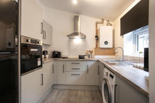 Spacious 2 BR Apartments - 5 mins from QMC, Universities and City Centre! in Near Center Spacious 2 BR Apartments - 5 mins from QMC, Universities and City Centre! in Near Center