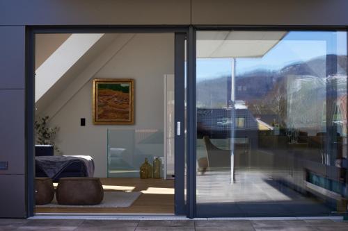 balkon/terasa, design: living: enjoy: Salzburg in Gneis balkon/terasa, design: living: enjoy: Salzburg in Gneis