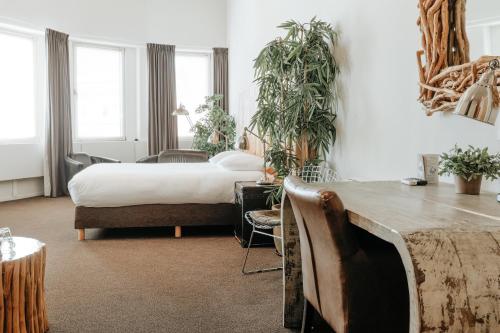 Queen Hotel in City Center Queen Hotel in City Center