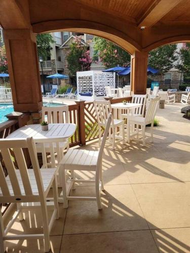 South Charlotte’s Cozy & Modern in บราวน์โร้ด South Charlotte’s Cozy & Modern in บราวน์โร้ด