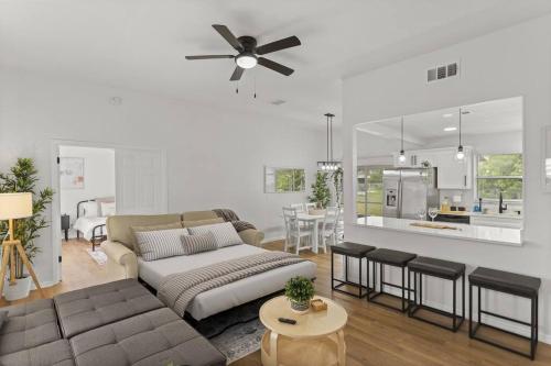 King Bed and Modern Home sleeps 8 in Poinciana King Bed and Modern Home sleeps 8 in Poinciana