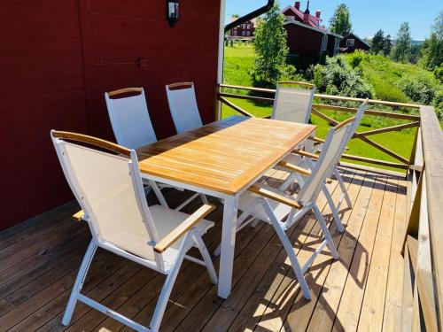 Trevligt fritidshus med stor terrasse mot sjöen (Trevligt fritidshus med stor terrasse mot sjoen) in Charlottenberg Trevligt fritidshus med stor terrasse mot sjöen (Trevligt fritidshus med stor terrasse mot sjoen) in Charlottenberg