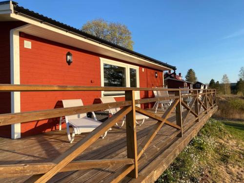 Trevligt fritidshus med stor terrasse mot sjöen (Trevligt fritidshus med stor terrasse mot sjoen) in Charlottenberg Trevligt fritidshus med stor terrasse mot sjöen (Trevligt fritidshus med stor terrasse mot sjoen) in Charlottenberg
