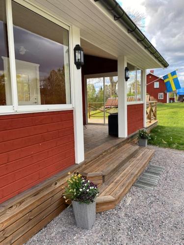 Trevligt fritidshus med stor terrasse mot sjöen (Trevligt fritidshus med stor terrasse mot sjoen) in Charlottenberg Trevligt fritidshus med stor terrasse mot sjöen (Trevligt fritidshus med stor terrasse mot sjoen) in Charlottenberg