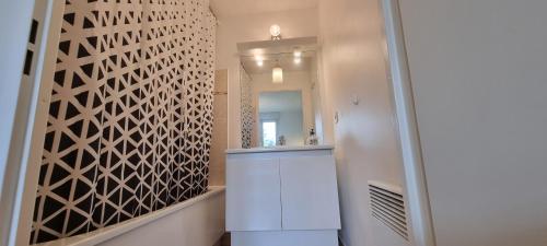 Bathroom, Olympic games JO 2024 easy access apartment in Louvres Bathroom, Olympic games JO 2024 easy access apartment in Louvres