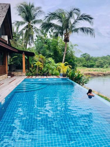 Piscina, Nanai Resort Salakphet in Bahía de Salak Phet Piscina, Nanai Resort Salakphet in Bahía de Salak Phet