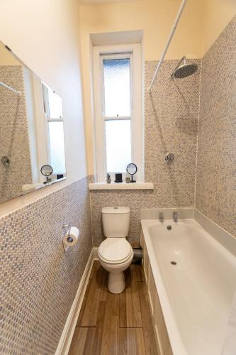 حمام, Suitable for Contract/Long Term in Redland حمام, Suitable for Contract/Long Term in Redland