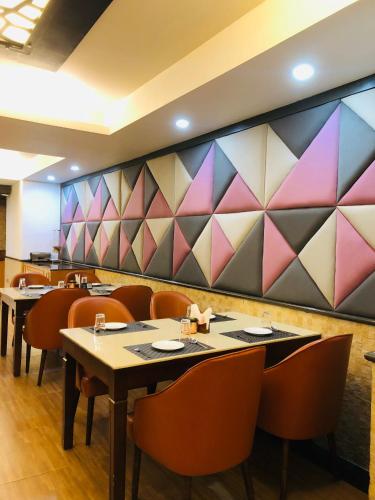 Restaurant, Hotel Myriad Lucknow in Hussainganj Restaurant, Hotel Myriad Lucknow in Hussainganj