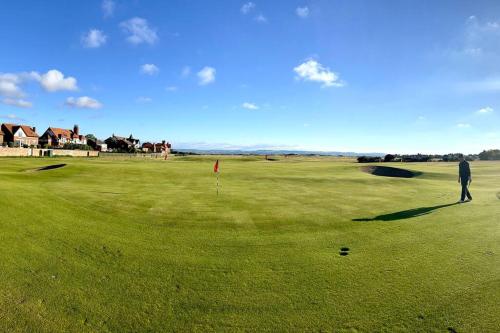 Seaside spacious 4 BR Nr Town centre pet friendly sailing & open golf course in West Kirby Seaside spacious 4 BR Nr Town centre pet friendly sailing & open golf course in West Kirby