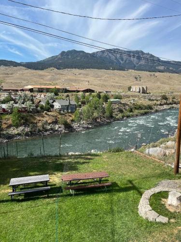 Parkway Yellowstone Guest House Apartment #5 in Gardiner (MT) Parkway Yellowstone Guest House Apartment #5 in Gardiner (MT)