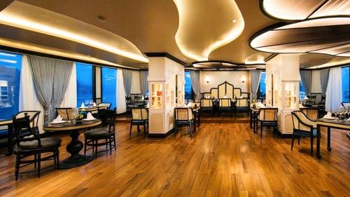 Restaurant, Lotus Elegance Cruise in Hạ Long Restaurant, Lotus Elegance Cruise in Hạ Long