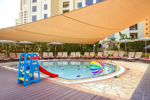 Swimming pool, Amwaj Rotana Jumeirah Beach in Dubai Marina Swimming pool, Amwaj Rotana Jumeirah Beach in Dubai Marina