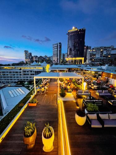 مطعم, فندق موفنبيك بيروت (Movenpick Hotel Beirut) in الروشة مطعم, فندق موفنبيك بيروت (Movenpick Hotel Beirut) in الروشة