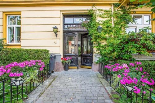 Just behind The Royal Palace