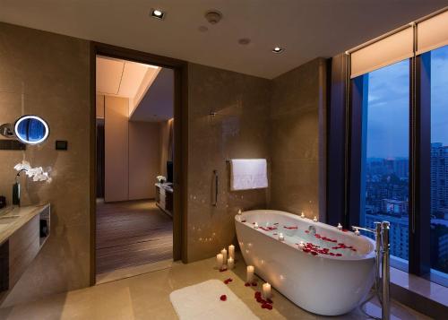 Bathroom, DoubleTree by Hilton Chongqing - Nan'an in Chongqing Bathroom, DoubleTree by Hilton Chongqing - Nan'an in Chongqing