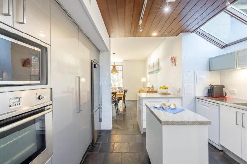 Cozinha, Wanda Waterview, 1-344 Wanda Ave - Water Views, Linen, Bed Making, Wi-Fi, aircon in Porto Stephens Cozinha, Wanda Waterview, 1-344 Wanda Ave - Water Views, Linen, Bed Making, Wi-Fi, aircon in Porto Stephens
