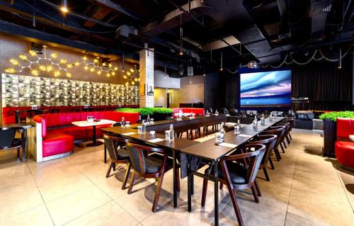مطعم, فندق أستون سيربون هوتيل آند كونفينشن (Aston Cirebon Hotel & Convention Center) in كيداوونج مطعم, فندق أستون سيربون هوتيل آند كونفينشن (Aston Cirebon Hotel & Convention Center) in كيداوونج