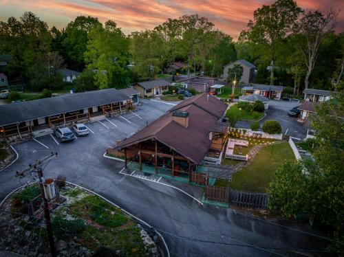 CedarWood Inn in Hendersonville (Észak-Karolina) CedarWood Inn in Hendersonville (Észak-Karolina)