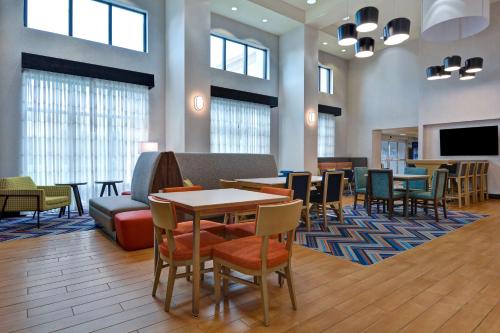 Vestíbulo, Hampton Inn & Suites Clearwater/St. Petersburg-Ulmerton Road in Pinellas Park Vestíbulo, Hampton Inn & Suites Clearwater/St. Petersburg-Ulmerton Road in Pinellas Park