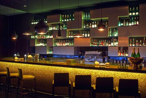 Pub/Área de Estar, DoubleTree by Hilton Hotel Lodz in Polesie Pub/Área de Estar, DoubleTree by Hilton Hotel Lodz in Polesie