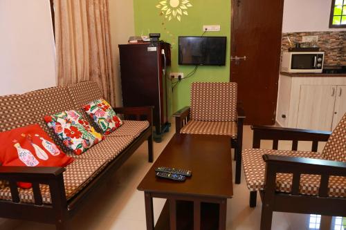 Shared lounge/TV area, Mahabs homestay Villa in Mamallapuram Shared lounge/TV area, Mahabs homestay Villa in Mamallapuram