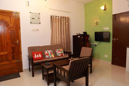 Shared lounge/TV area, Mahabs homestay Villa in Mamallapuram Shared lounge/TV area, Mahabs homestay Villa in Mamallapuram