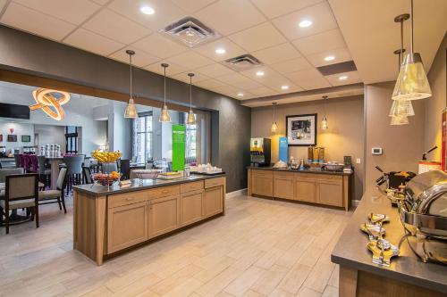 Food and beverages, Hampton Inn & Suites Dallas/Richardson in Richardson Food and beverages, Hampton Inn & Suites Dallas/Richardson in Richardson