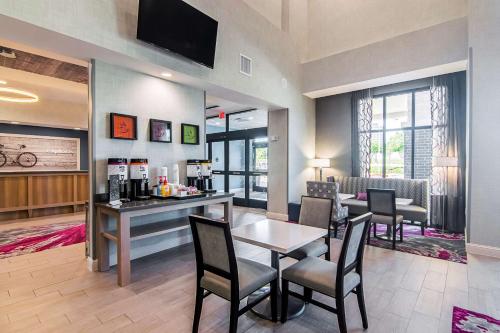 Food and beverages, Hampton Inn & Suites Dallas/Richardson in Richardson Food and beverages, Hampton Inn & Suites Dallas/Richardson in Richardson