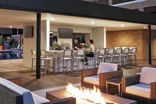 Bar/lounge, Hilton Houston Plaza/Medical Center in Houston City Center Bar/lounge, Hilton Houston Plaza/Medical Center in Houston City Center