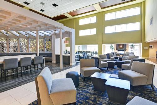 大堂, 巴倫西亞希爾頓尊盛酒店 (Embassy Suites Valencia Hotel) in 聖塔克拉利塔(CA) 大堂, 巴倫西亞希爾頓尊盛酒店 (Embassy Suites Valencia Hotel) in 聖塔克拉利塔(CA)
