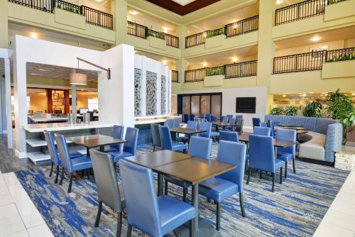 餐廳, 巴倫西亞希爾頓尊盛酒店 (Embassy Suites Valencia Hotel) in 聖塔克拉利塔(CA) 餐廳, 巴倫西亞希爾頓尊盛酒店 (Embassy Suites Valencia Hotel) in 聖塔克拉利塔(CA)