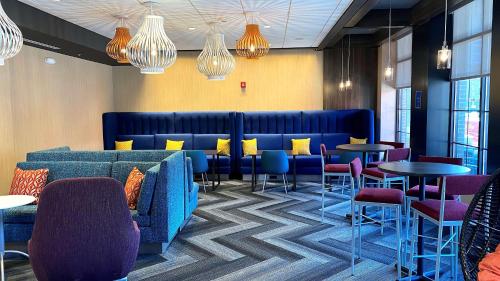 Lobby, Tru by Hilton Baltimore Harbor East in Jonestown Lobby, Tru by Hilton Baltimore Harbor East in Jonestown