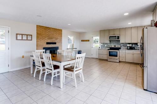 All Roads Lead to Here in Mills River (NC) All Roads Lead to Here in Mills River (NC)