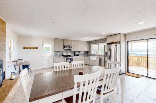 All Roads Lead to Here in Mills River (NC) All Roads Lead to Here in Mills River (NC)