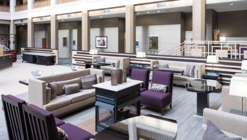 Vestíbulo, Embassy Suites by Hilton Chicago North Shore Deerfield in Deerfield Vestíbulo, Embassy Suites by Hilton Chicago North Shore Deerfield in Deerfield