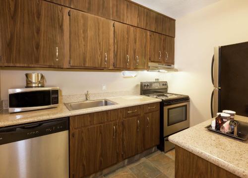 Kitchen, DoubleTree by Hilton Hotel and Suites Houston by the Galleria in Houston (TX) Kitchen, DoubleTree by Hilton Hotel and Suites Houston by the Galleria in Houston (TX)