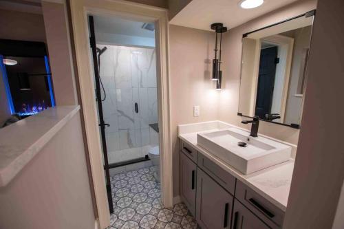 Modern Studio Basement with Private Entrance in Greenwood Village (CO) Modern Studio Basement with Private Entrance in Greenwood Village (CO)