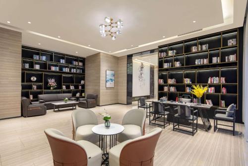 Lobby, Ramada Encore by Wyndham Kunming Guandu in Kunming Lobby, Ramada Encore by Wyndham Kunming Guandu in Kunming