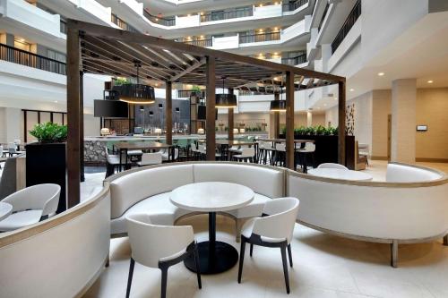Lobby, Embassy Suites by Hilton Atlanta Perimeter Center in Dunwoody Lobby, Embassy Suites by Hilton Atlanta Perimeter Center in Dunwoody