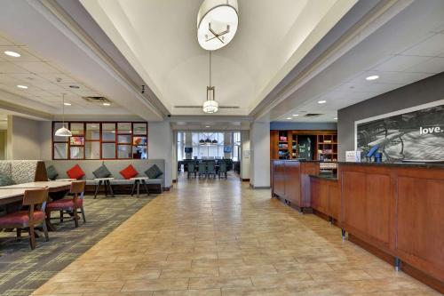 Előcsarnok, Hampton Inn & Suites Newark Harrison Riverwalk in Harrison (NJ) Előcsarnok, Hampton Inn & Suites Newark Harrison Riverwalk in Harrison (NJ)