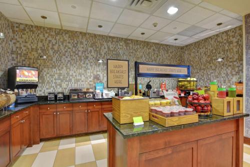 Cibo e bevande, Hampton Inn & Suites Newark Harrison Riverwalk in Harrison (NJ) Cibo e bevande, Hampton Inn & Suites Newark Harrison Riverwalk in Harrison (NJ)