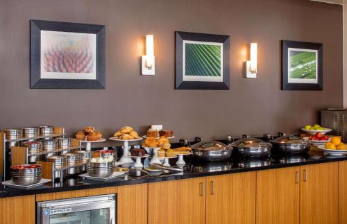 Comida y bebida, DoubleTree Suites by Hilton Minneapolis Downtown in Minneapolis City Center Comida y bebida, DoubleTree Suites by Hilton Minneapolis Downtown in Minneapolis City Center