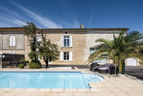 Плувен басейн, Domaine de Meyney in Saint-Germain-de-la-Riviere Плувен басейн, Domaine de Meyney in Saint-Germain-de-la-Riviere
