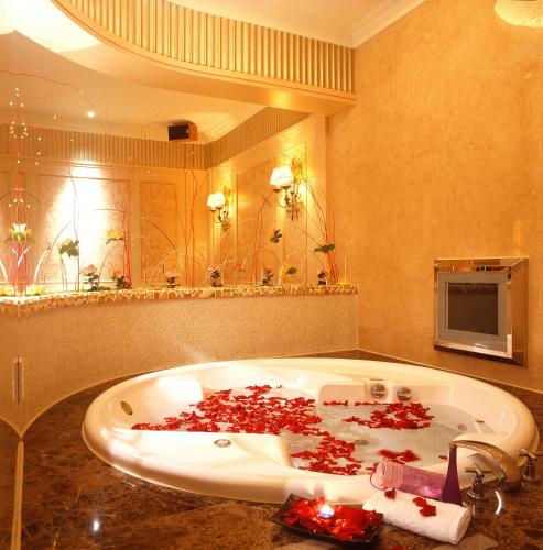 Bathroom, Dong Feng Motel near Taoyuan Chang Gung Memorial Hospital Bathroom, Dong Feng Motel near Taoyuan Chang Gung Memorial Hospital