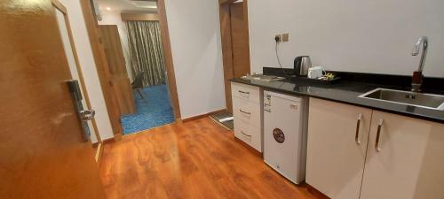 مطبخ, شقق الماسم الفندقية - العليا - مخرج 5 (Al Masem Serviced Apartments - Al Olaya - Exit 5) in المرسلات مطبخ, شقق الماسم الفندقية - العليا - مخرج 5 (Al Masem Serviced Apartments - Al Olaya - Exit 5) in المرسلات