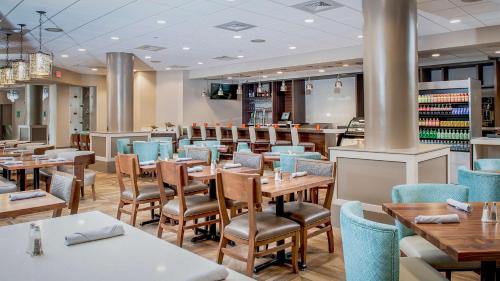Étterem, DoubleTree by Hilton Hotel West Palm Beach Airport in West Palm Beach (Florida) Étterem, DoubleTree by Hilton Hotel West Palm Beach Airport in West Palm Beach (Florida)
