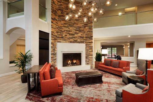 大堂, 特曼庫拉谷葡萄酒鄉尊盛套房酒店 (Embassy Suites Temecula Valley Wine Country) in 蒂梅丘拉 大堂, 特曼庫拉谷葡萄酒鄉尊盛套房酒店 (Embassy Suites Temecula Valley Wine Country) in 蒂梅丘拉