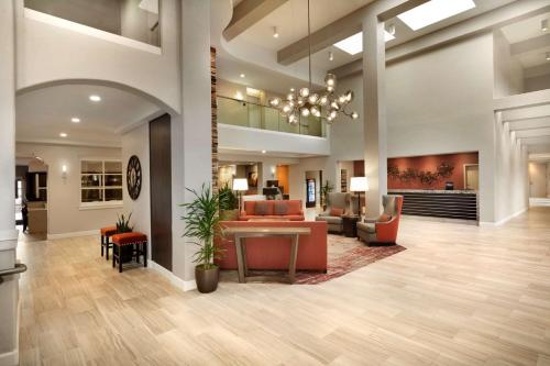 大堂, 特曼庫拉谷葡萄酒鄉尊盛套房酒店 (Embassy Suites Temecula Valley Wine Country) in 蒂梅丘拉 大堂, 特曼庫拉谷葡萄酒鄉尊盛套房酒店 (Embassy Suites Temecula Valley Wine Country) in 蒂梅丘拉