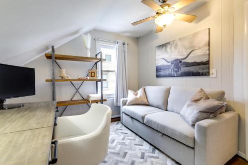 3 Mi to Dtwn Springfield Home with Deck! in Springfield (MA) 3 Mi to Dtwn Springfield Home with Deck! in Springfield (MA)